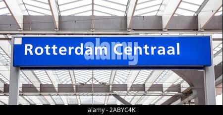 Rotterdam Centraal, texte sign bleu sur le toit. Gare centrale de Rotterdam, d'inteior vue, Hollande Pays-Bas Banque D'Images