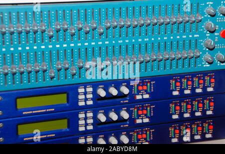 Les processeurs d'effets audio dans un rack. L'équipement d'enregistrement sonore (médias). Studio d'enregistrement. Banque D'Images