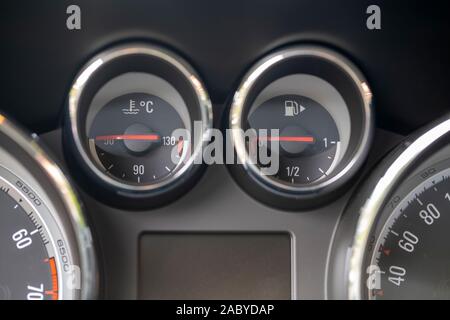 Détail de la jauge de carburant et la température de l'indicateur en voiture moderne. Banque D'Images