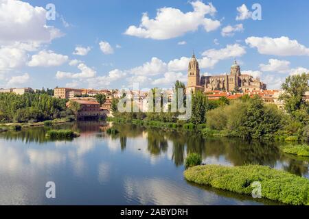 La fin gothique et baroque Catedral Nueva, ou nouvelle cathédrale, vu sur la rivière Tormes, Salamanque, Province de Salamanque, Castille et Leon, Espagne. E Banque D'Images