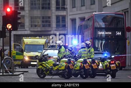 La Police à Gracechurch Street à Londres près de la scène d'un incident sur le pont de Londres dans le centre de Londres. Banque D'Images