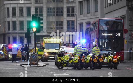 La Police à Gracechurch Street à Londres près de la scène d'un incident sur le pont de Londres dans le centre de Londres. Banque D'Images