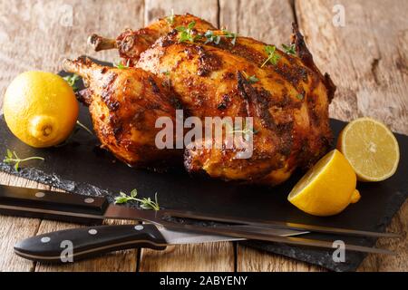 Rôtisserie Poulet grillé juteux avec le thym citron, gros plan sur une liste de sélection sur la table horizontale. Banque D'Images