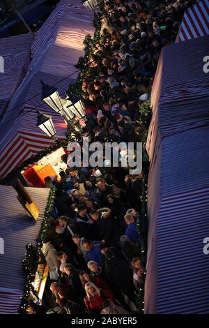 Nuremberg, Allemagne. 29 Nov, 2019. Vue sur le marché de Nuremberg se trouve à l'avant l'ouverture. Crédit : Daniel Karmann/dpa/Alamy Live News Banque D'Images