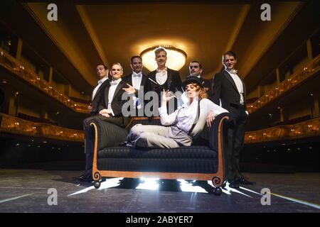 Dpatop - 29 novembre 2019, Berlin : Nina Janke et ses acteurs sont Marlene lors d'une conférence de presse pour le spectacle 'Berlin Berlin' à l'Admiralspalast. Le spectacle de la Golden 20s'agit de Berlin en décembre et sera en tournée en Allemagne en janvier. Photo : Jörg Carstensen/dpa Banque D'Images