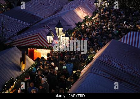 Nuremberg, Allemagne. 29 Nov, 2019. Vue sur le marché de Nuremberg se trouve à l'avant l'ouverture. Crédit : Daniel Karmann/dpa/Alamy Live News Banque D'Images