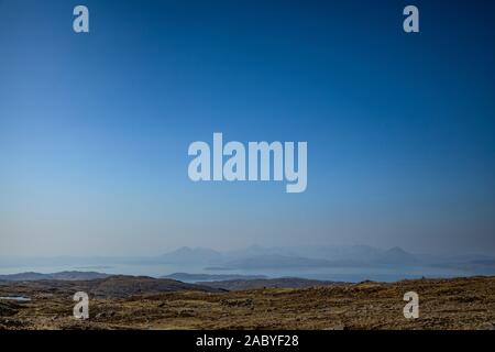 Vue sur les îles de Skye et de Raasay depuis le haut de la station de 'Bétail' ou 'Bealach na Ba' sur le saint-péninsule. Banque D'Images