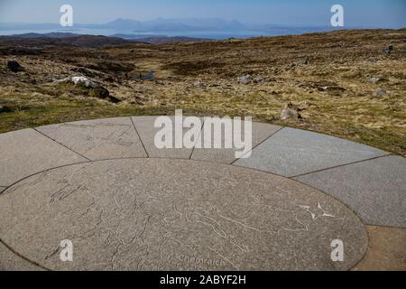 Vue sur les îles de Skye et de Raasay du point de vue en haut de la "Col de bétail" ou "Bealach na Ba' sur le saint-péninsule. Banque D'Images