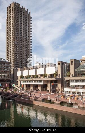 Barbican Centre, Londres. Vue sur le lac de The Landmark London des arts de la scène avec son architecture en béton brutaliste. Banque D'Images