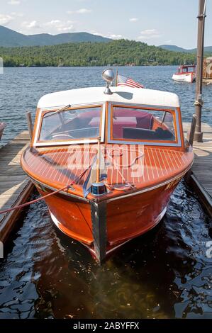 Un vieux bateau en bois amarré sur un lac. Banque D'Images