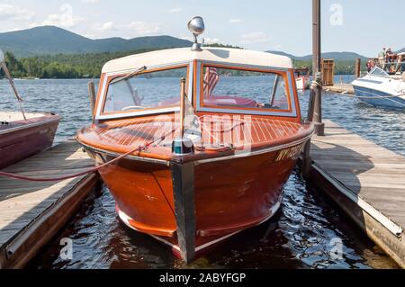 Un vieux bateau en bois amarré sur un lac. Banque D'Images