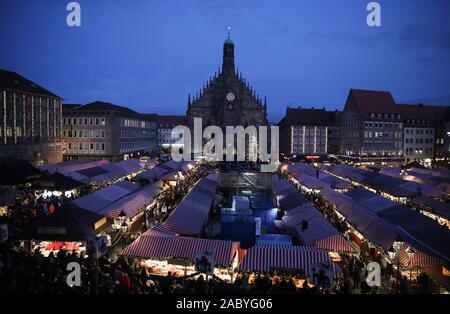 Nuremberg, Allemagne. 29 Nov, 2019. Vue sur le marché de Nuremberg se trouve à l'avant l'ouverture. Crédit : Daniel Karmann/dpa/Alamy Live News Banque D'Images