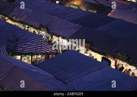 Nuremberg, Allemagne. 29 Nov, 2019. Vue sur le marché de Nuremberg se trouve à l'avant l'ouverture. Crédit : Daniel Karmann/dpa/Alamy Live News Banque D'Images