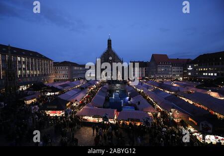 Nuremberg, Allemagne. 29 Nov, 2019. Vue sur le marché de Nuremberg se trouve à l'avant l'ouverture. Crédit : Daniel Karmann/dpa/Alamy Live News Banque D'Images