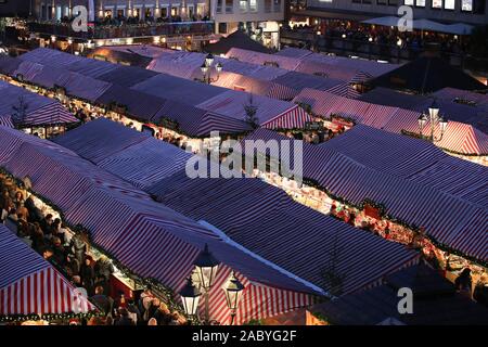 Nuremberg, Allemagne. 29 Nov, 2019. Vue sur le marché de Nuremberg se trouve à l'avant l'ouverture. Crédit : Daniel Karmann/dpa/Alamy Live News Banque D'Images