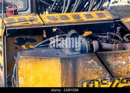 Fumeurs de pipe d'échappement avec l'excavateur vieux moteur sale. Banque D'Images