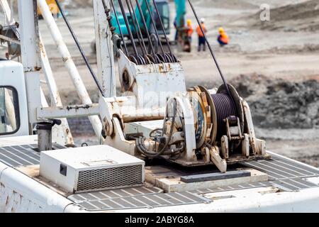 Machine spéciale avec treuil grue de câble métallique sur le site de construction pour une charge lourde. Banque D'Images