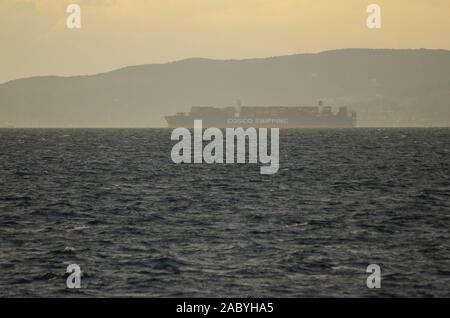 Un grand navire Cosco Container quitte le port de Pirée Athènes Grèce Banque D'Images