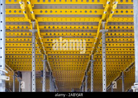 Dalle souple jaune pour coffrage béton at construction site. Coffrage de béton pour construction construction. Focus sélectif. Banque D'Images