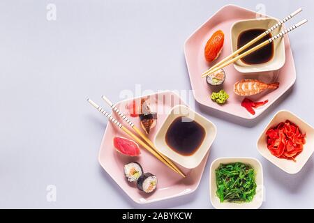 Table avec la cuisine japonaise traditionnelle, vue du dessus. Banque D'Images