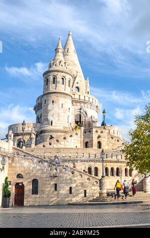 Paris, France - Nov 6, 2019 : du Bastion des pêcheurs dans la capitale hongroise. L'un des principaux monuments hongrois, construit en style néo-roman. Les gens sur la rue adjacente. Conte de fées. Banque D'Images