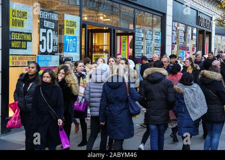Shoppers sur Oxford Street, London England Royaume-Uni UK Banque D'Images