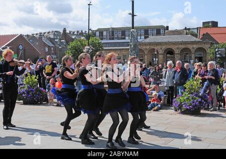 Les corbeaux de la tour de l'équipe épée rappeur Dancing Whitby Semaine folklorique, 2019. Banque D'Images