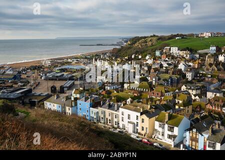 Vue sur la vieille ville et de la plage avec la jetée de l'Est Hill, Hastings, East Sussex, Angleterre, Royaume-Uni, Europe Banque D'Images