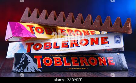 POZNAN, POL - MAR 22, 2019 : Trois barres de chocolat suisse Toblerone, une marque appartenant à la société confiserie nous Mondelez International, Inc. Banque D'Images