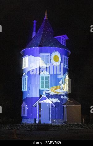 Saitama, Japon. 29 Nov, 2019. Une projection mapping est affiché sur l'Moominhouse au cours d'un événement à l'aperçu de la presse Moominvalley Parc, Proche de Tokyo. Le parc à thème inspiré de la série dramatique de la famille Animation British-Finnish Moominvalley affiche une cartographie de projection et d'autres attractions pour la saison d'hiver. La '' 'illumination' Winter Wonderland événement aura lieu du 30 novembre au 8 mars 2020. Credit : Rodrigo Reyes Marin/ZUMA/Alamy Fil Live News Banque D'Images