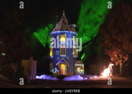 Saitama, Japon. 29 Nov, 2019. Une projection mapping est affiché sur l'Moominhouse au cours d'un événement à l'aperçu de la presse Moominvalley Parc, Proche de Tokyo. Le parc à thème inspiré de la série dramatique de la famille Animation British-Finnish Moominvalley affiche une cartographie de projection et d'autres attractions pour la saison d'hiver. La '' 'illumination' Winter Wonderland événement aura lieu du 30 novembre au 8 mars 2020. Credit : Rodrigo Reyes Marin/ZUMA/Alamy Fil Live News Banque D'Images