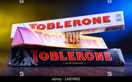 POZNAN, POL - MAR 22, 2019 : Trois barres de chocolat suisse Toblerone, une marque appartenant à la société confiserie nous Mondelez International, Inc. Banque D'Images