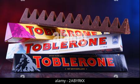 POZNAN, POL - MAR 22, 2019 : Trois barres de chocolat suisse Toblerone, une marque appartenant à la société confiserie nous Mondelez International, Inc. Banque D'Images