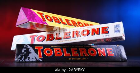 POZNAN, POL - MAR 22, 2019 : Trois barres de chocolat suisse Toblerone, une marque appartenant à la société confiserie nous Mondelez International, Inc. Banque D'Images