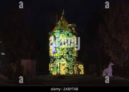 Saitama, Japon. 29 Nov, 2019. Une projection mapping est affiché sur l'Moominhouse au cours d'un événement à l'aperçu de la presse Moominvalley Parc, Proche de Tokyo. Le parc à thème inspiré de la série dramatique de la famille Animation British-Finnish Moominvalley affiche une cartographie de projection et d'autres attractions pour la saison d'hiver. La '' 'illumination' Winter Wonderland événement aura lieu du 30 novembre au 8 mars 2020. Credit : Rodrigo Reyes Marin/ZUMA/Alamy Fil Live News Banque D'Images