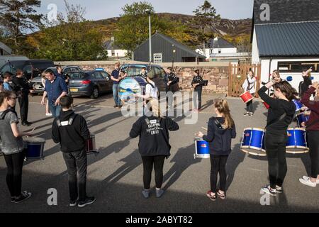 Les membres de l'Ullapool and District Pipe Band pratiquant sur un soir de printemps Banque D'Images