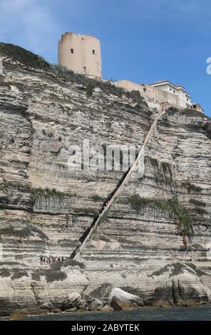 Long escalier large sur les rochers des rois d'Aragon à Bonifacio en Corse Ville en France Banque D'Images