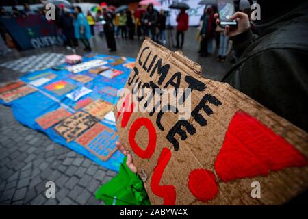 Les élèves portugais et les adultes et d'un palan, chant des pancartes en face de l'Hôtel de ville de Porto au cours de leur manifestation pour soutenir les actions pour le changement climatique le 29 novembre 2019 à Porto, Portugal. Des milliers de Portugais les étudiants des universités et écoles du pays rejoignent la protestation à l'échelle mondiale, l'absentéisme scolaire et de marcher en protestation contre le changement climatique. Banque D'Images