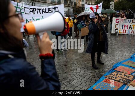 Les élèves portugais et les adultes et d'un palan, chant des pancartes en face de l'Hôtel de ville de Porto au cours de leur manifestation pour soutenir les actions pour le changement climatique le 29 novembre 2019 à Porto, Portugal. Des milliers de Portugais les étudiants des universités et écoles du pays rejoignent la protestation à l'échelle mondiale, l'absentéisme scolaire et de marcher en protestation contre le changement climatique. Banque D'Images