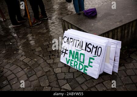 Les élèves portugais et les adultes et d'un palan, chant des pancartes en face de l'Hôtel de ville de Porto au cours de leur manifestation pour soutenir les actions pour le changement climatique le 29 novembre 2019 à Porto, Portugal. Des milliers de Portugais les étudiants des universités et écoles du pays rejoignent la protestation à l'échelle mondiale, l'absentéisme scolaire et de marcher en protestation contre le changement climatique. Banque D'Images