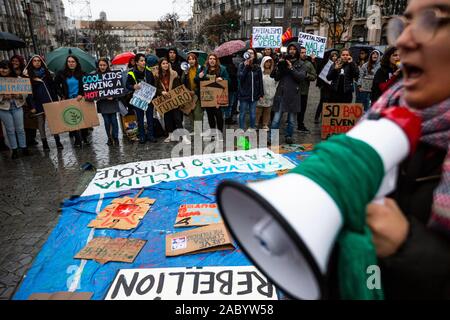 Les élèves portugais et les adultes et d'un palan, chant des pancartes en face de l'Hôtel de ville de Porto au cours de leur manifestation pour soutenir les actions pour le changement climatique le 29 novembre 2019 à Porto, Portugal. Des milliers de Portugais les étudiants des universités et écoles du pays rejoignent la protestation à l'échelle mondiale, l'absentéisme scolaire et de marcher en protestation contre le changement climatique. Banque D'Images