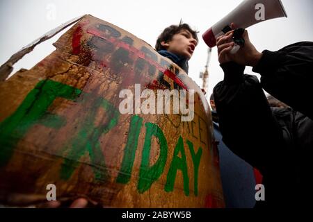 Les élèves portugais et les adultes et d'un palan, chant des pancartes en face de l'Hôtel de ville de Porto au cours de leur manifestation pour soutenir les actions pour le changement climatique le 29 novembre 2019 à Porto, Portugal. Des milliers de Portugais les étudiants des universités et écoles du pays rejoignent la protestation à l'échelle mondiale, l'absentéisme scolaire et de marcher en protestation contre le changement climatique. Banque D'Images