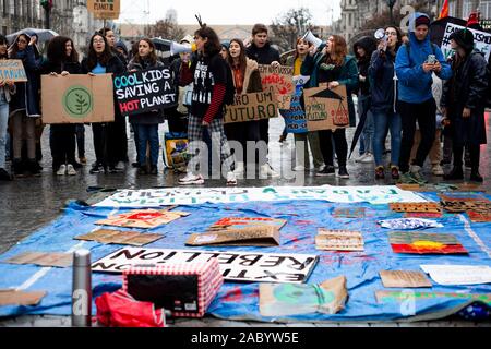 Les élèves portugais et les adultes et d'un palan, chant des pancartes en face de l'Hôtel de ville de Porto au cours de leur manifestation pour soutenir les actions pour le changement climatique le 29 novembre 2019 à Porto, Portugal. Des milliers de Portugais les étudiants des universités et écoles du pays rejoignent la protestation à l'échelle mondiale, l'absentéisme scolaire et de marcher en protestation contre le changement climatique. Banque D'Images