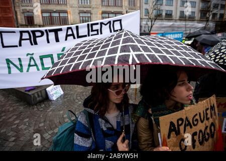 Les élèves portugais et les adultes et d'un palan, chant des pancartes en face de l'Hôtel de ville de Porto au cours de leur manifestation pour soutenir les actions pour le changement climatique le 29 novembre 2019 à Porto, Portugal. Des milliers de Portugais les étudiants des universités et écoles du pays rejoignent la protestation à l'échelle mondiale, l'absentéisme scolaire et de marcher en protestation contre le changement climatique. Banque D'Images