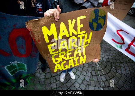 Les élèves portugais et les adultes et d'un palan, chant des pancartes en face de l'Hôtel de ville de Porto au cours de leur manifestation pour soutenir les actions pour le changement climatique le 29 novembre 2019 à Porto, Portugal. Des milliers de Portugais les étudiants des universités et écoles du pays rejoignent la protestation à l'échelle mondiale, l'absentéisme scolaire et de marcher en protestation contre le changement climatique. Banque D'Images
