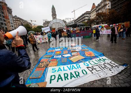 Les élèves portugais et les adultes et d'un palan, chant des pancartes en face de l'Hôtel de ville de Porto au cours de leur manifestation pour soutenir les actions pour le changement climatique le 29 novembre 2019 à Porto, Portugal. Des milliers de Portugais les étudiants des universités et écoles du pays rejoignent la protestation à l'échelle mondiale, l'absentéisme scolaire et de marcher en protestation contre le changement climatique. Banque D'Images
