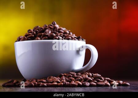 La composition avec white tasse de café et les haricots. Banque D'Images