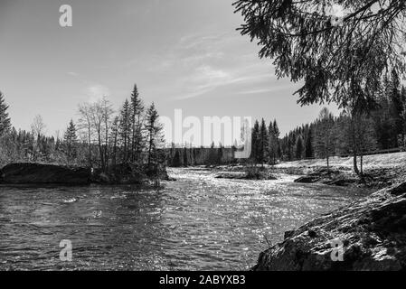 Fusillades de paysage noir et blanc en Norvège du Nord au printemps Banque D'Images