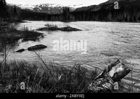 Fusillades de paysage noir et blanc en Norvège du Nord au printemps Banque D'Images