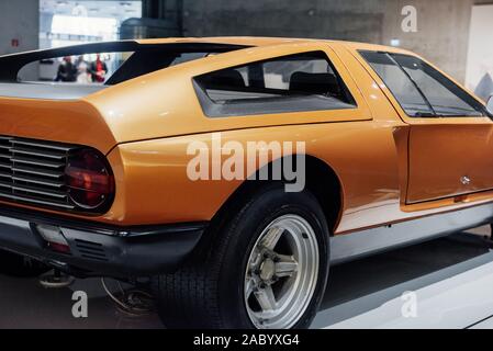 En arrière et de côté du coupé sport rétro jaune avec rétroéclairage arrière droit, vertical doors, pneus larges et chrome disc Banque D'Images